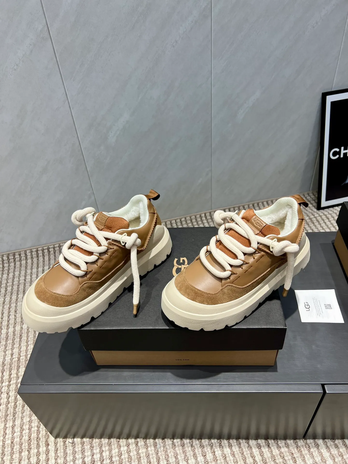 Factory: Couple P620💰 "Exclusive top version" UGG~25vs popular platform thick-soled casual shoes series... [Couple's thick-soled Maori casual shoes] A shoe that will not clash with shirts, simple partition design ➕ spotted outsole, silk curly upper, a must-have for autumn and winter, can be worn with any pants or skirt, very comfortable and good-looking... ❶Fabric: Original customized cow ➕ Sheepskin ❷Inner lining: original customized wool ❸Feet: original customized sheepskin ❹Outsole: original molded foam outsole ❺Number: 35-44 (Female 41. Male 45. Customized, non-returnable) ❻Packaging: Original full set of packaging ☀Color: Official website updated simultaneously